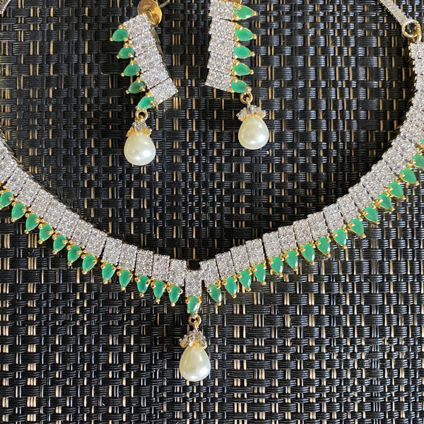Green necklace with earrings